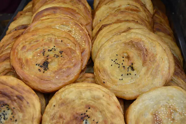 Foto von Knuspriges Guokui – Gefülltes chinesisches Fladenbrot nach Jingzhou-Art – fertig angerichtet