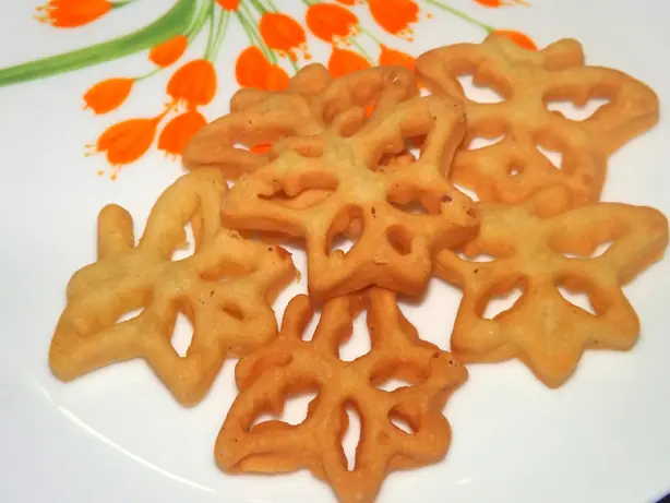 Foto von Kokis - Knusprige Sri-Lankische Kokos-Reis-Blüten – fertig angerichtet