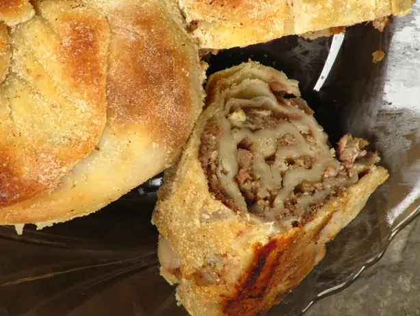 Foto von Kol Böreği (Original Türkischer Arm-Börek) – fertig angerichtet