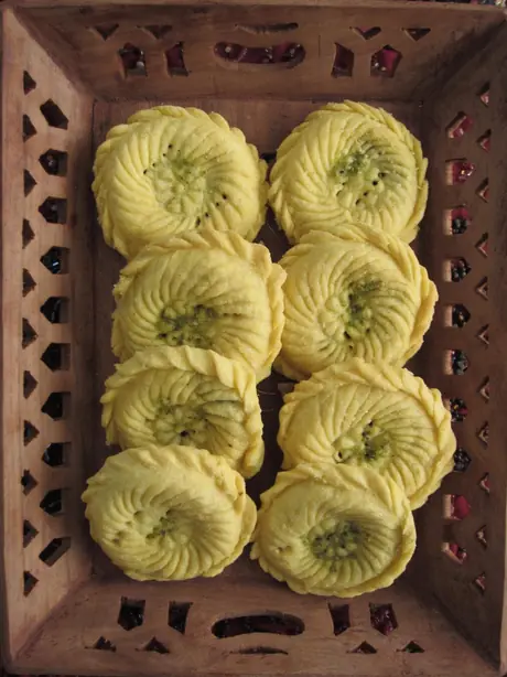 Foto von Kolompeh - Traditionelles Dattelgebäck aus Kerman – fertig angerichtet