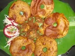 Foto von Kombdi Vade - Würziges Hähnchen-Curry mit knusprigen Reis-Fladen – fertig angerichtet