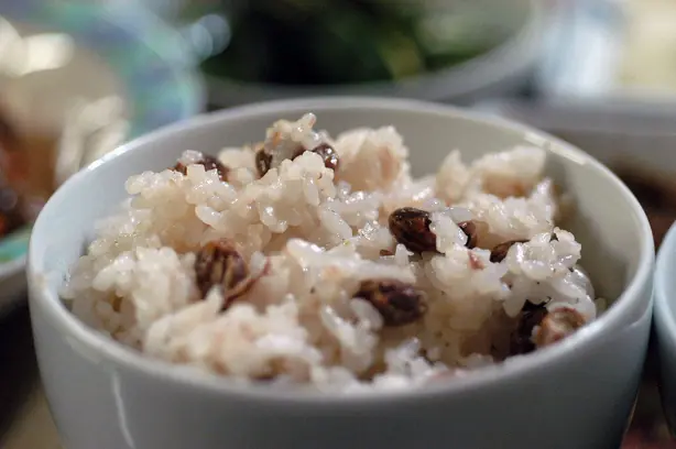 Foto von Kongbap – Koreanischer Mehrkornreis mit bunten Bohnen – fertig angerichtet