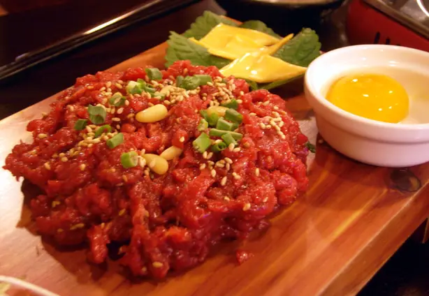 Foto von Koreanisches Beef Tartar (Yukhoe) – fertig angerichtet