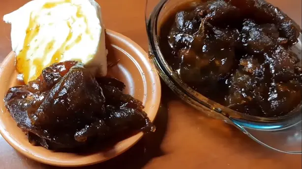 Foto von Kosereva - Paraguays bittersüßes Orangen-Konfekt in Melasse – fertig angerichtet