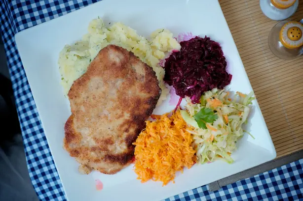 Foto von Kotlet schabowy - Das polnische Original-Schnitzel – fertig angerichtet