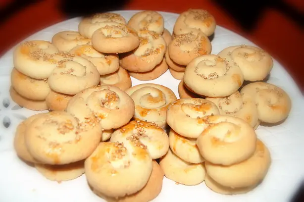 Foto von Koulourakia – Traditionelle griechische Osterkekse – fertig angerichtet