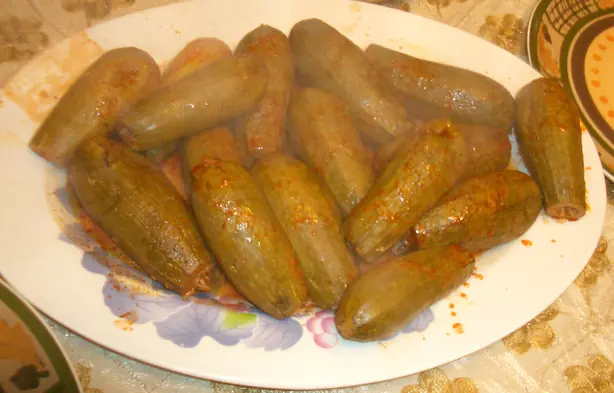 Foto von Kousa Mahshi - Orientalisch gefüllte Zucchini in Tomatensauce – fertig angerichtet