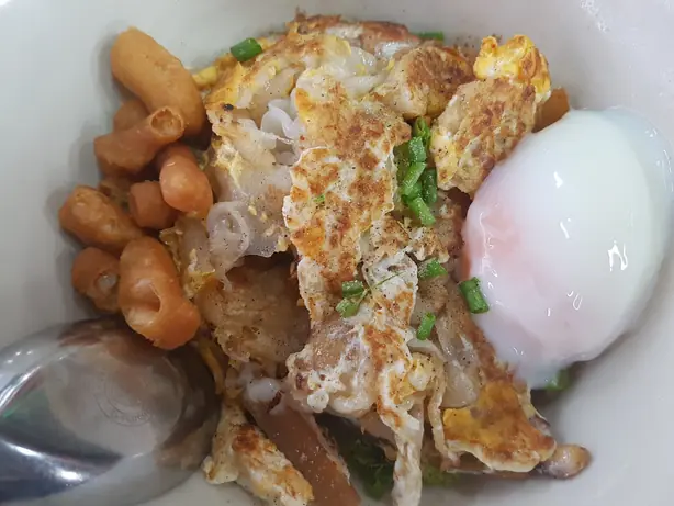 Foto von Kuaitiao Khua Kai - Thailändische gebratene Nudeln mit Huhn – fertig angerichtet