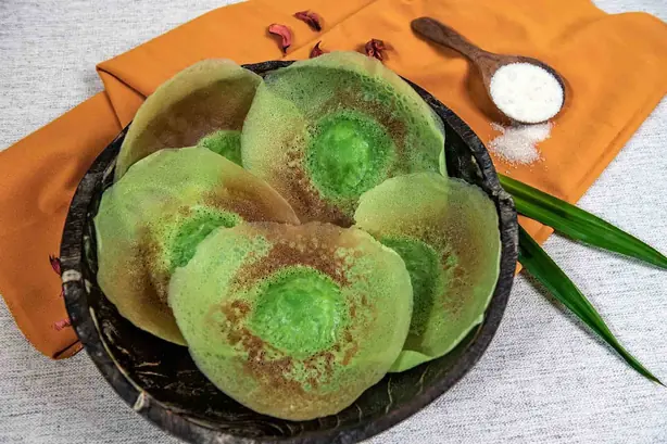 Foto von Kue Ape - Indonesische Pandan-Pfannkuchen mit Knusperrand – fertig angerichtet
