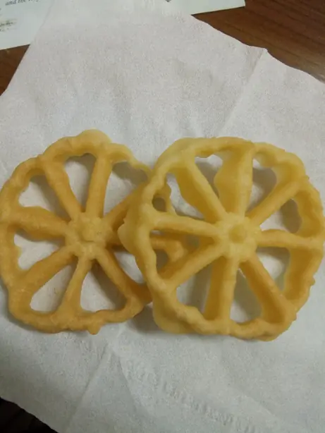 Foto von Kue Kembang Goyang – Knusprige indonesische Kokos-Blüten – fertig angerichtet