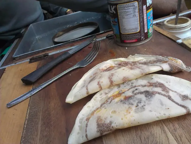Foto von Kue Leker – Knusprige Indonesische Streetfood-Crêpes – fertig angerichtet