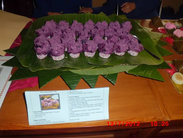 Foto von Kue Mangkok - Indonesische gedämpfte 'Blumen'-Küchlein – fertig angerichtet