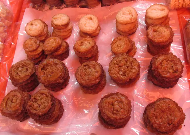 Foto von Kue Pinyaram (Indonesische Reismehl-Küchlein) – fertig angerichtet