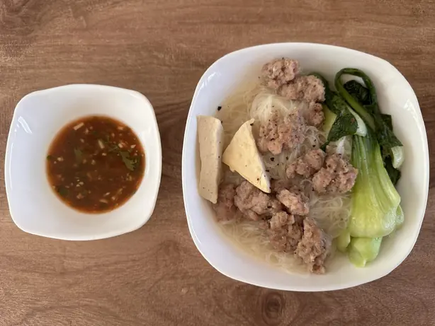 Foto von Kyay Oh - Burmesische Schweinefleisch-Nudelsuppe mit Wachteleiern – fertig angerichtet