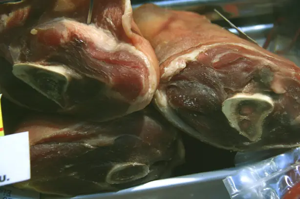 Foto von Lacón con Grelos – Galicischer Schulterschinken mit Rübstiel – fertig angerichtet