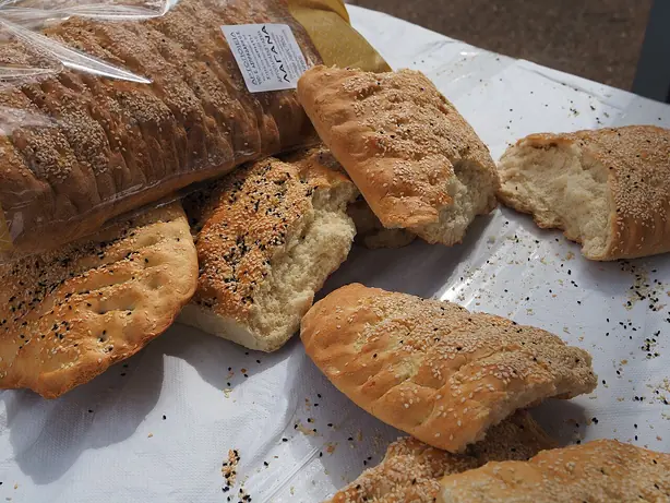 Foto von Lagana – Das traditionelle griechische Fladenbrot zum Fastenbeginn – fertig angerichtet