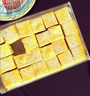 Foto von Libanesischer Sfouf (Kurkuma-Grießkuchen) – fertig angerichtet