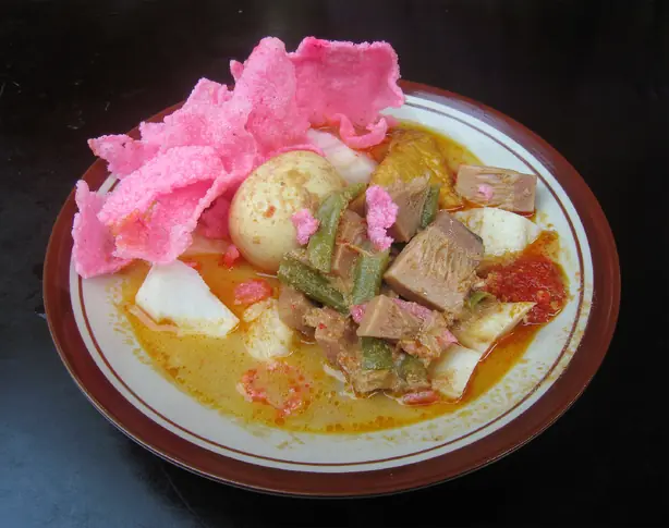 Foto von Lontong Sayur – Indonesische Reiskuchen in pikanter Kokos-Gemüsesuppe – fertig angerichtet