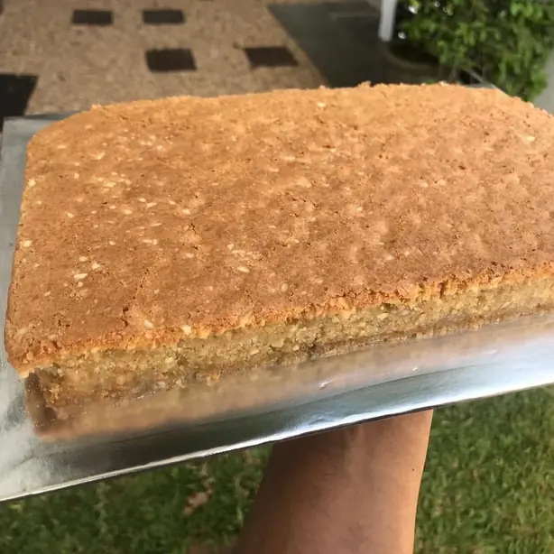 Foto von Love Cake (Sri-Lankischer Grießkuchen mit Cashews & Rosenwasser) – fertig angerichtet