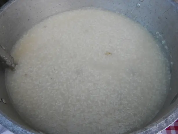 Foto von Lugaw - Der ultimative philippinische Reisbrei für die Seele – fertig angerichtet