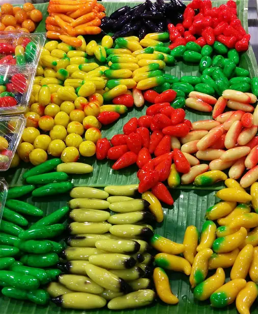 Foto von Luk Chup - Thailändische Miniatur-Früchte aus Mungobohnen – fertig angerichtet