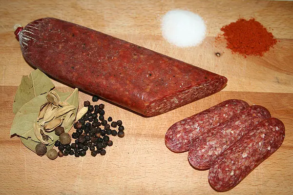 Foto von Lukanka - Traditionelle bulgarische Salami – fertig angerichtet
