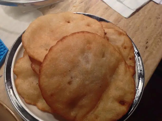 Foto von Malpua - Goldene indische Pfannkuchen in Kardamom-Sirup – fertig angerichtet