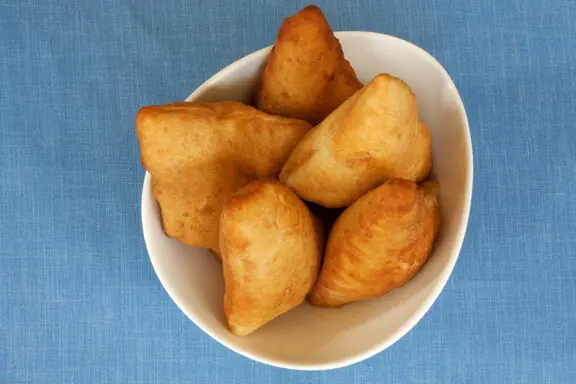 Foto von Mandazi (Mahamri) - Das fluffige ostafrikanische Kokos-Hefegebäck – fertig angerichtet