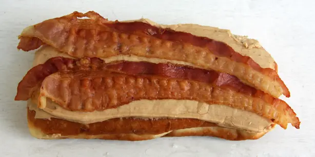 Foto von Maple Bacon Donut - Der süß-salzige Kult-Klassiker – fertig angerichtet