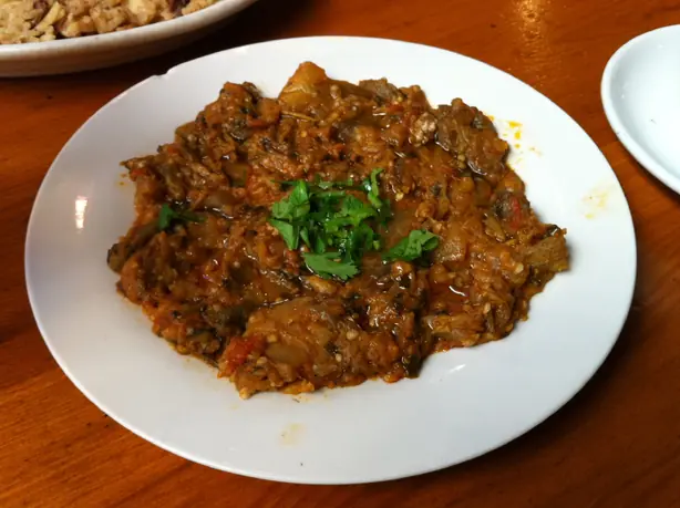Foto von Marokkanisches Zaalouk (Auberginen-Tomaten-Salat) – fertig angerichtet