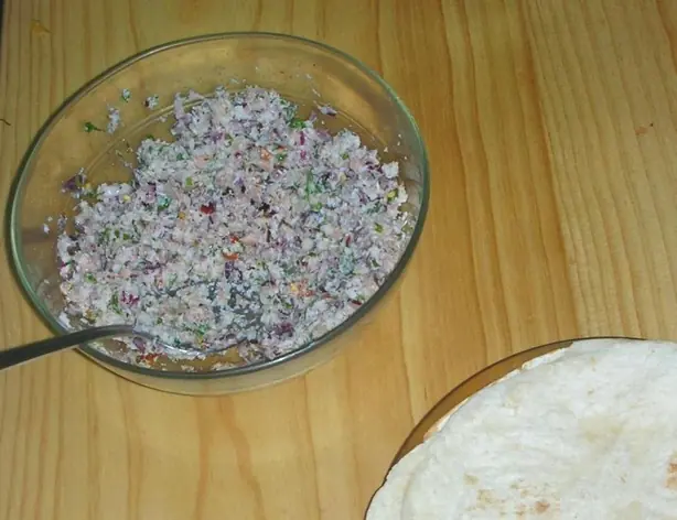 Foto von Mas Huni - Der Maledivische Frühstücksklassiker mit Thunfisch & Kokos – fertig angerichtet