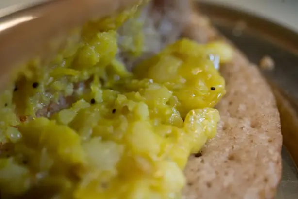 Foto von Masala Dosa – Der knusprige südindische Klassiker mit würziger Kartoffelfüllung – fertig angerichtet