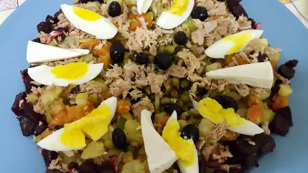 Foto von Masmouta - Der tunesische Salat aus gekochtem Gemüse – fertig angerichtet