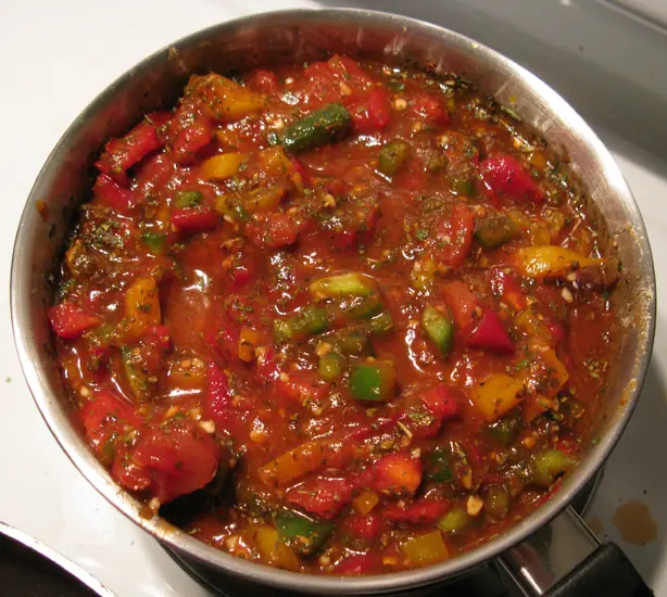 Foto von Matbucha - Würziger marokkanischer Tomaten-Paprika-Dip – fertig angerichtet