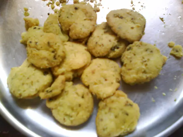 Foto von Mathri - Knusprige nordindische Gewürzkekse mit Ajwain – fertig angerichtet