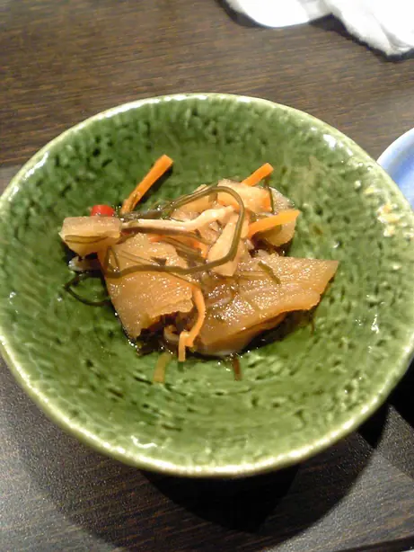 Foto von Matsumaezuke – Eingelegter Tintenfisch und Kombu aus Hokkaido – fertig angerichtet