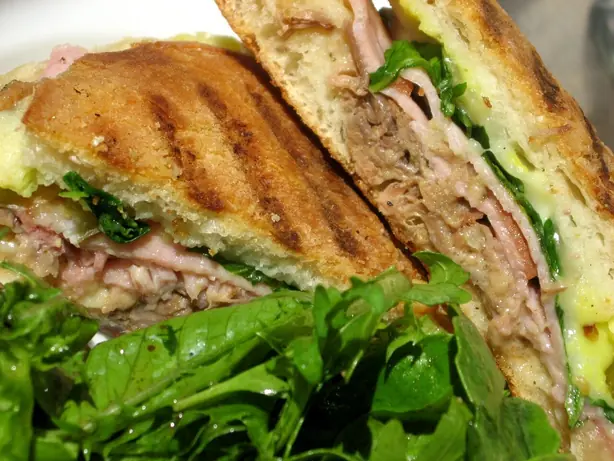 Foto von Medianoche - Das legendäre kubanische Mitternachts-Sandwich – fertig angerichtet