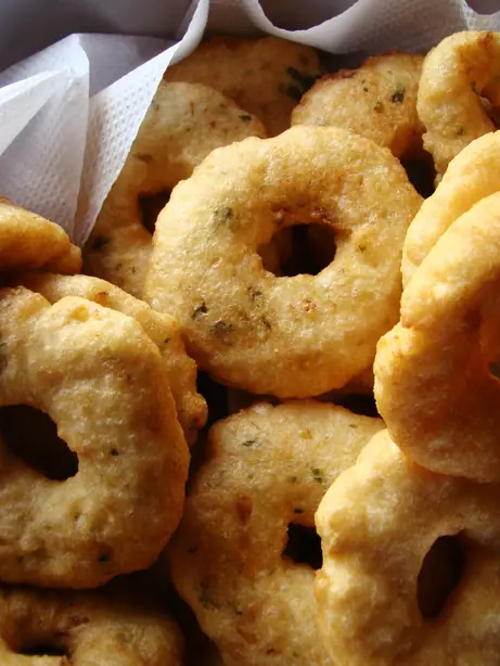 Foto von Medu Vada - Knusprige südindische Linsen-Donuts – fertig angerichtet