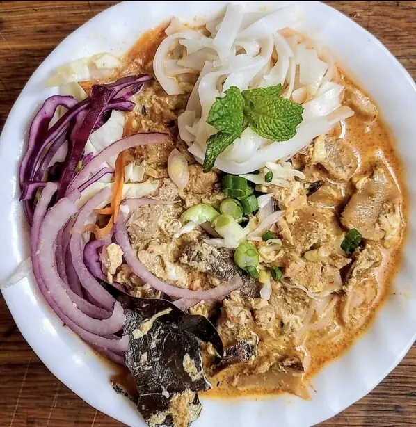 Foto von Mee Ka Tee - Laotische Kokos-Curry-Nudeln mit Eierstich – fertig angerichtet
