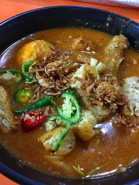 Foto von Mee Rebus - Malaysische Nudeln in süß-scharfer Süßkartoffelsauce – fertig angerichtet