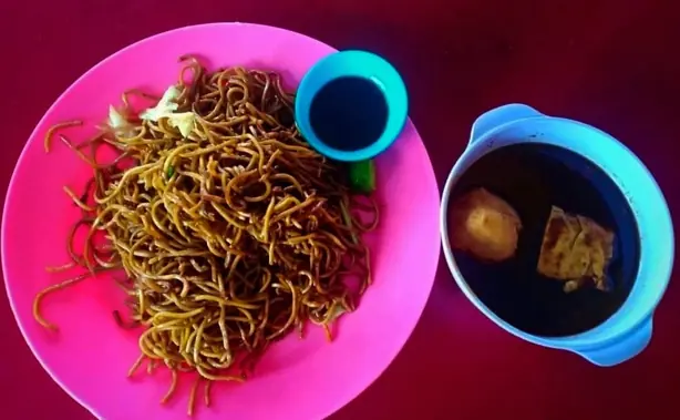 Foto von Mee Tauhu - Der herzhafte Nudel-Klassiker aus Sabah mit Taucu-Sauce – fertig angerichtet