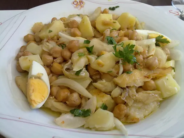 Foto von Meia-desfeita (Portugiesischer Kichererbsen-Stockfisch-Salat) – fertig angerichtet