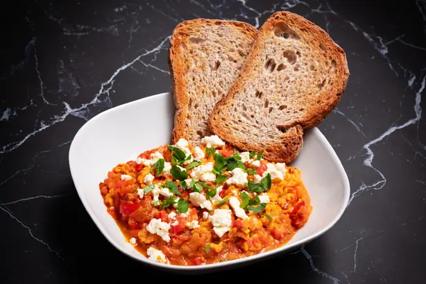 Foto von Menemen – Das klassische türkische Rührei mit Tomaten und Paprika – fertig angerichtet