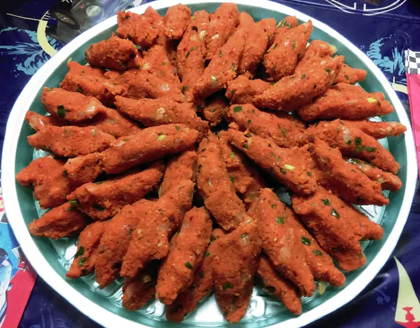 Foto von Mercimek Köftesi (Türkische Linsen-Bulgur-Bällchen) – fertig angerichtet