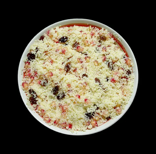 Foto von Mesfouf - Süßer Couscous mit Trockenfrüchten und Nüssen – fertig angerichtet