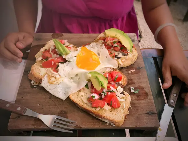 Foto von Mexikanische Molletes – Überbackene Bohnen-Käse-Brötchen – fertig angerichtet