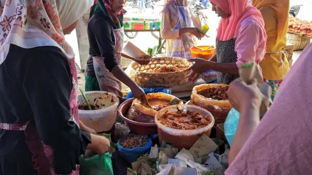 Foto von Mie Caluk - Würzige Nudeln nach Aceh-Art mit Erdnuss-Sauce – fertig angerichtet
