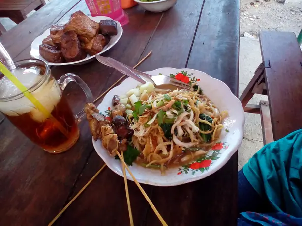 Foto von Mie Godhog Jawa – Traditionelle Javanische Nudelsuppe – fertig angerichtet