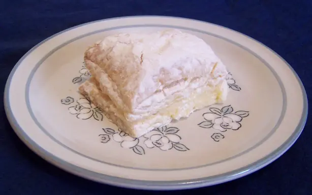 Foto von Miguelitos de La Roda - Zarte Blätterteig-Creme-Schnitten – fertig angerichtet