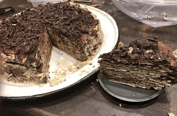 Foto von Mikado-Torte: Der armenische Schichtkuchen-Traum – fertig angerichtet